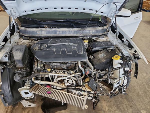 2019 JEEP CHEROKEE Limited — Engine bay