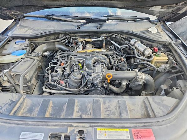 2013 AUDI Q7 Premium Plus — Engine bay