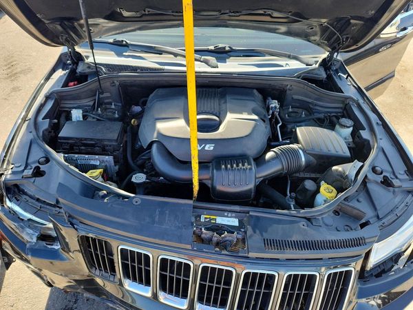 2014 JEEP GRAND CHER Limited — Engine bay