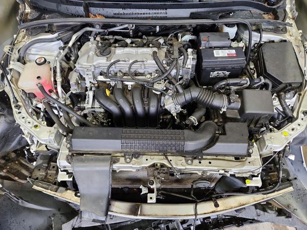 2020 TOYOTA COROLLA LE — Engine bay