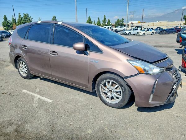 2017 TOYOTA PRIUS V FO — Passenger 3/4
