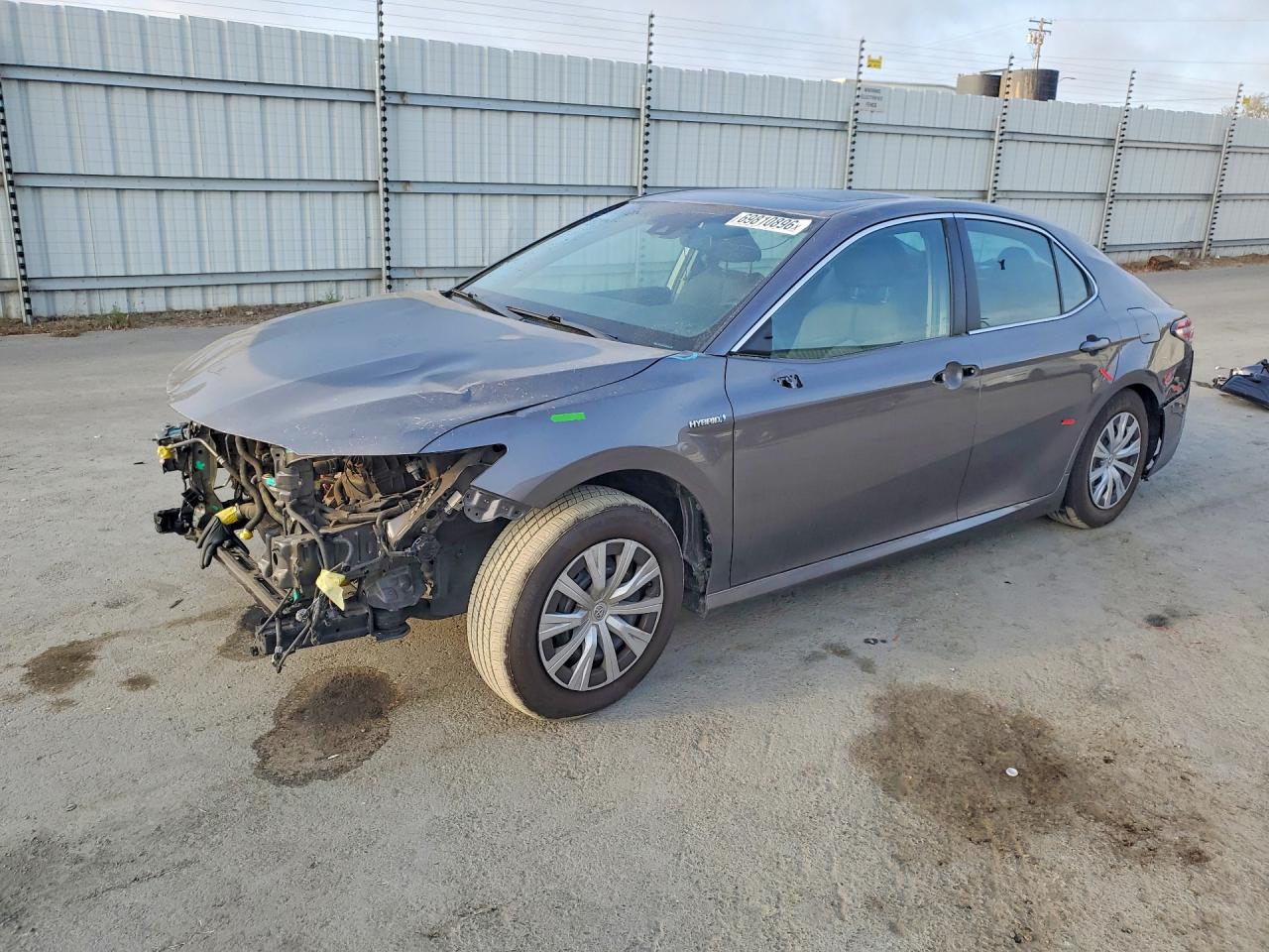 2018 TOYOTA CAMRY LE Hybrid — Front 3/4