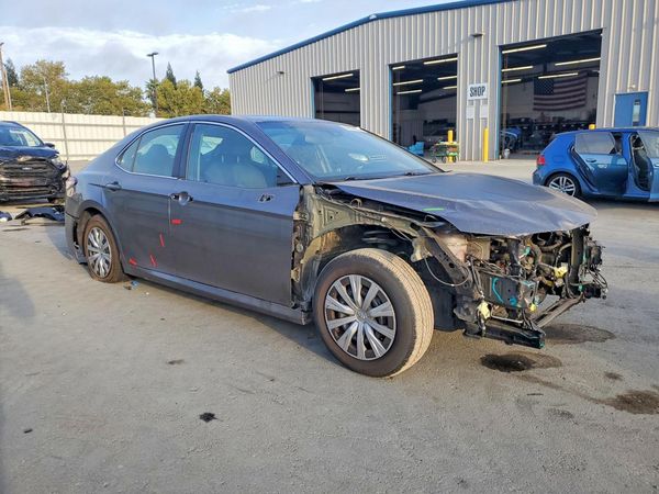2018 TOYOTA CAMRY LE Hybrid — Passenger 3/4