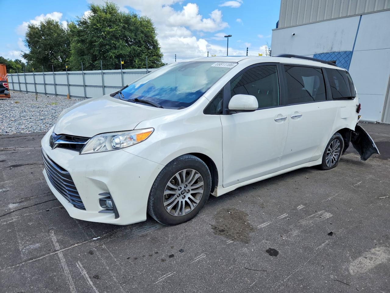 2020 TOYOTA SIENNA — Front 3/4