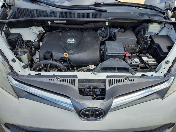 2020 TOYOTA SIENNA — Engine bay