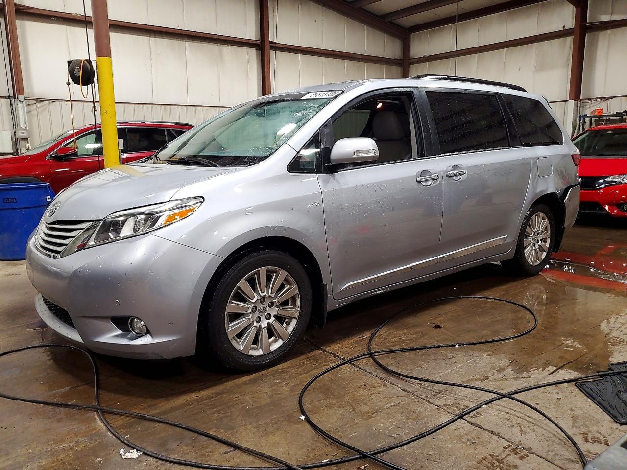 2016 TOYOTA SIENNA — Front 3/4