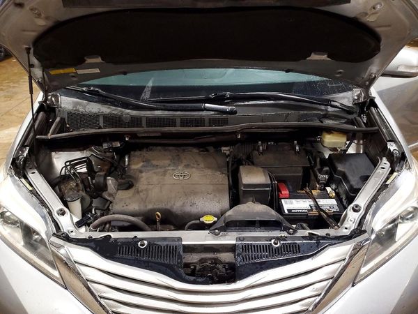 2016 TOYOTA SIENNA — Engine bay