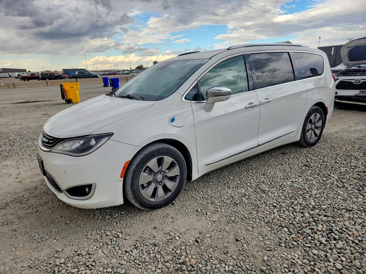 2018 CHRYSLER PACIFICA Limited — Front 3/4