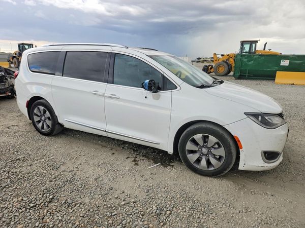 2018 CHRYSLER PACIFICA Limited — Passenger 3/4