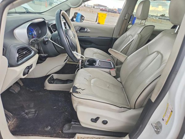2018 CHRYSLER PACIFICA Limited — DENT