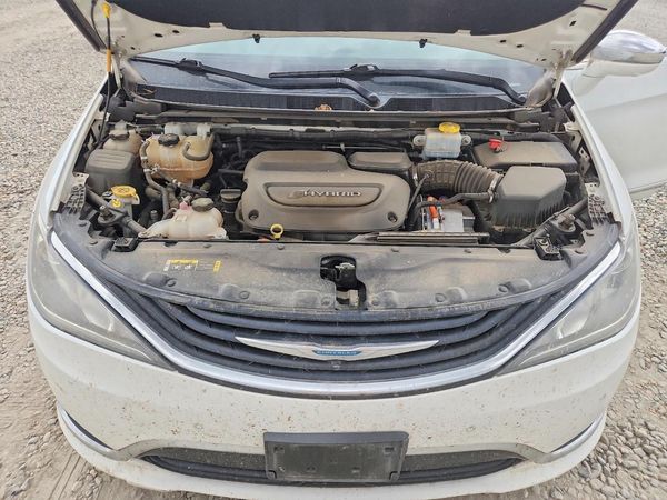 2018 CHRYSLER PACIFICA Limited — Engine bay