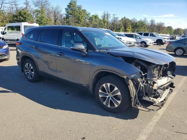 2021 TOYOTA HIGHLANDER XLE — Passenger 3/4