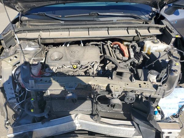 2021 TOYOTA HIGHLANDER XLE — Engine bay