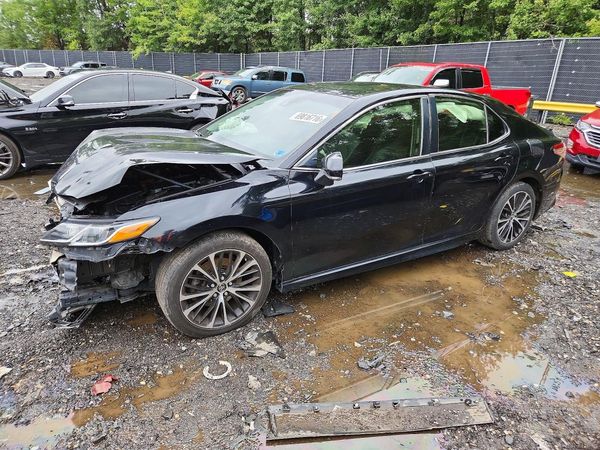 2018 TOYOTA CAMRY LE/SE/XLE/XSE — Front 3/4