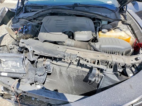 2018 DODGE CHARGER SXT Plus — Engine bay