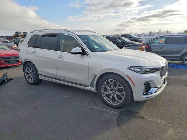 2020 BMW X7 xDrive40i — Passenger 3/4