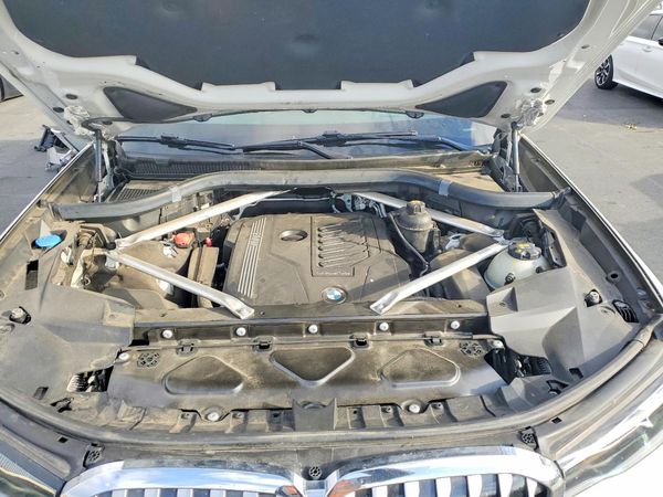 2020 BMW X7 xDrive40i — Engine bay
