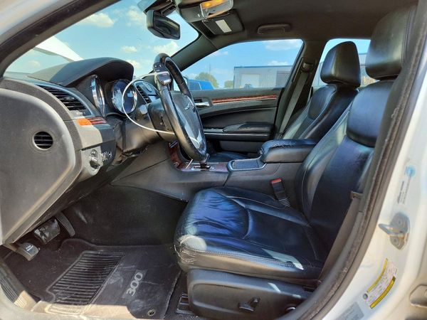 2014 CHRYSLER 300 — DENT