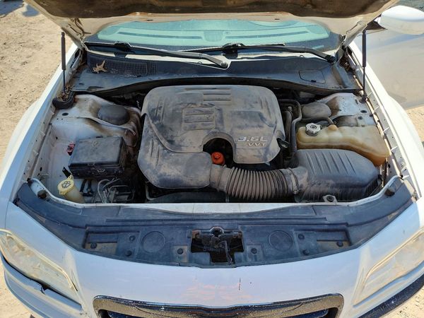 2014 CHRYSLER 300 — Engine bay