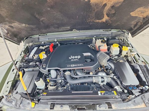 2022 JEEP GLADIATOR Rubicon — Engine bay