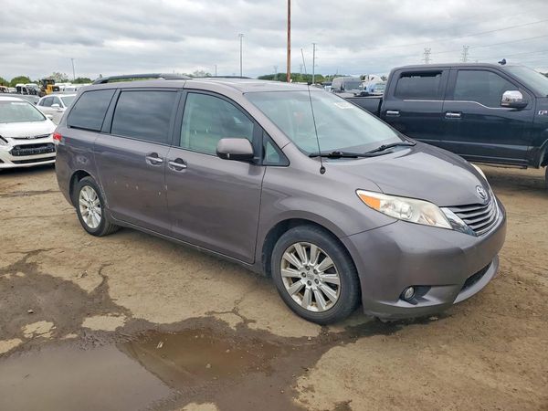 2014 TOYOTA SIENNA — Passenger 3/4