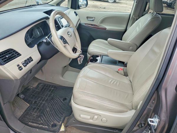 2014 TOYOTA SIENNA — DENT