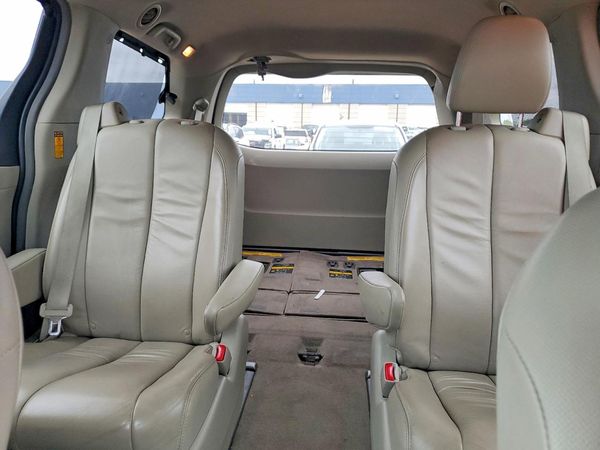 2014 TOYOTA SIENNA — SUVN