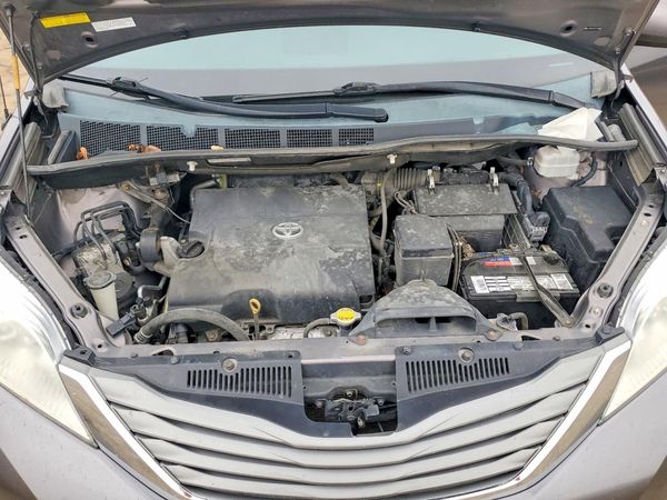 2014 TOYOTA SIENNA — Engine bay