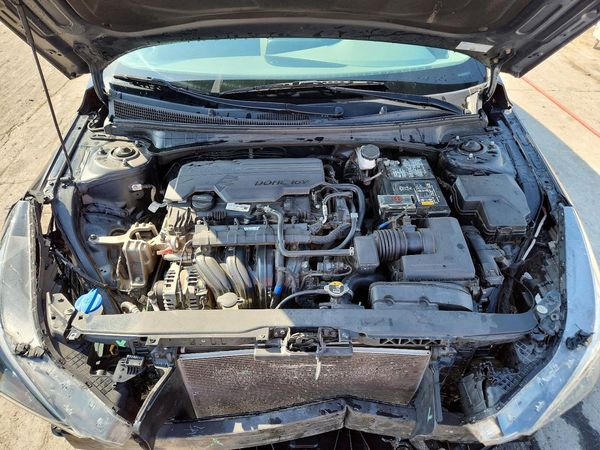 2023 HYUNDAI ELANTRA SE — Engine bay