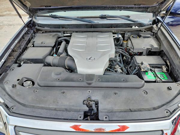 2017 LEXUS GX 460 — Engine bay