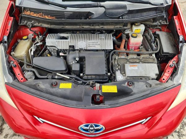 2012 TOYOTA PRIUS — Engine bay