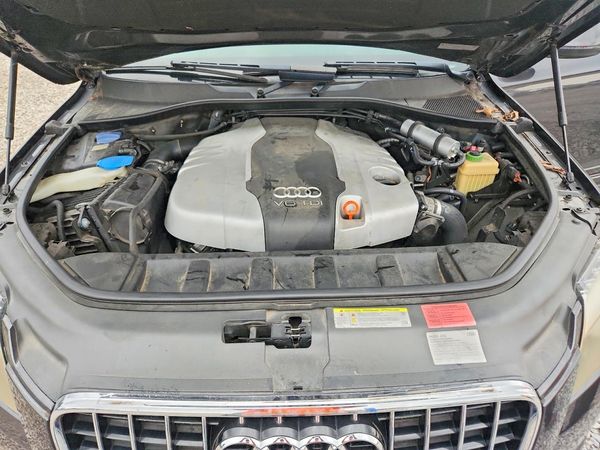 2013 AUDI Q7 Prestige — Engine bay