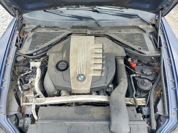 2012 BMW X5 xDrive35d — Engine bay