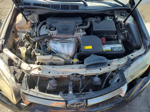 2015 TOYOTA CAMRY — Engine bay