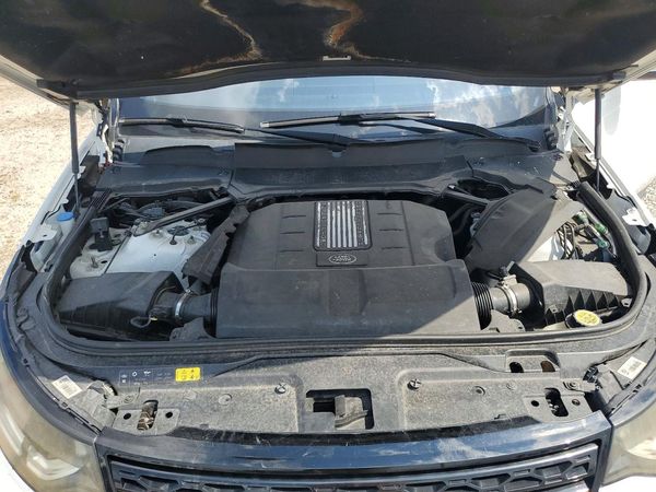 2017 LAND ROVER DISCOVERY HSE — Engine bay