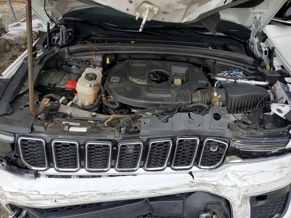 2023 JEEP CHEROKEE Overland — Engine bay