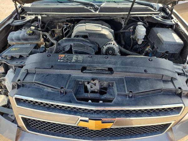 2014 CHEVROLET SUBURBAN LTZ — Engine bay