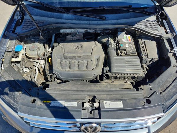 2018 VOLKSWAGEN TIGUAN SE, 4Motion SEL — Engine bay