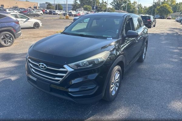 2017 HYUNDAI TUCSON SE (no options)