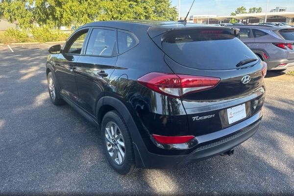 2017 HYUNDAI TUCSON SE (no options)