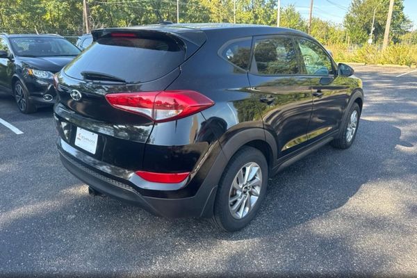 2017 HYUNDAI TUCSON SE (no options)
