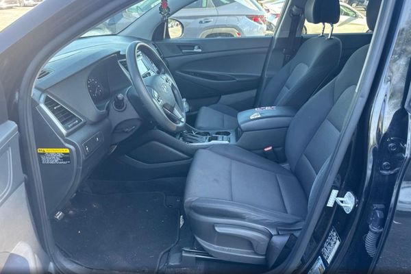 2017 HYUNDAI TUCSON SE (no options)