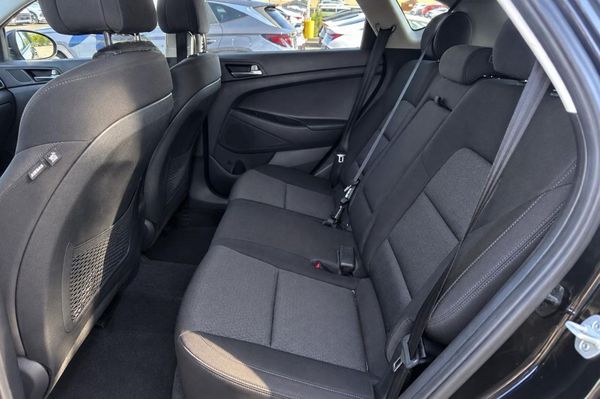 2017 HYUNDAI TUCSON SE (no options)