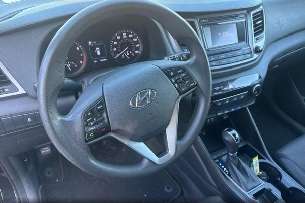 2017 HYUNDAI TUCSON SE (no options)