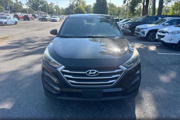 2017 HYUNDAI TUCSON SE (no options)