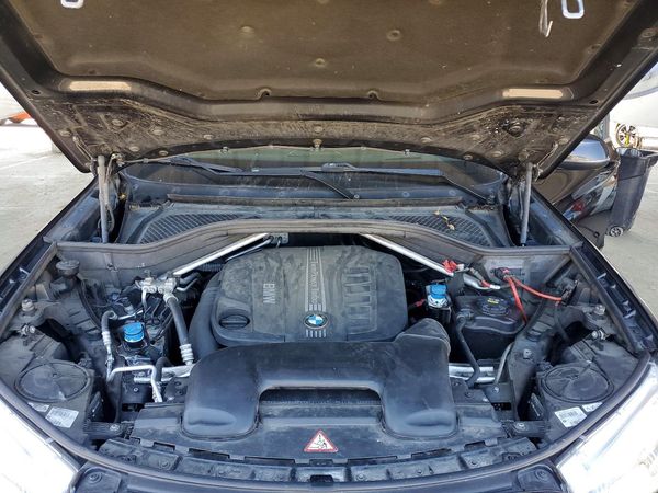 2014 BMW X5 — Engine bay