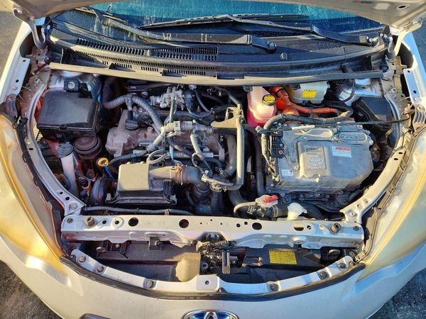 2012 TOYOTA PRIUS C ON — Engine bay