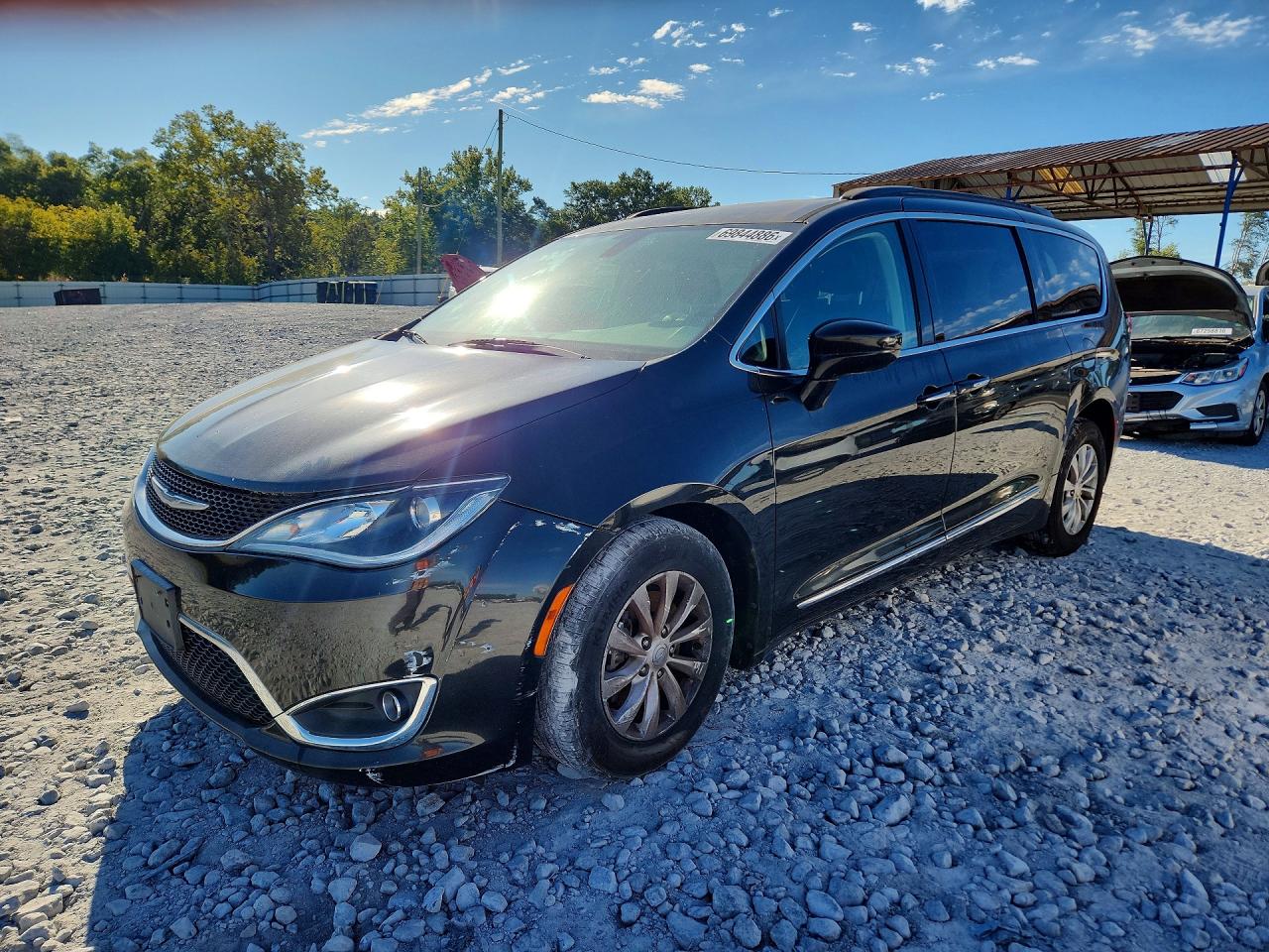 2017 CHRYSLER PACIFICA Touring L — Front 3/4