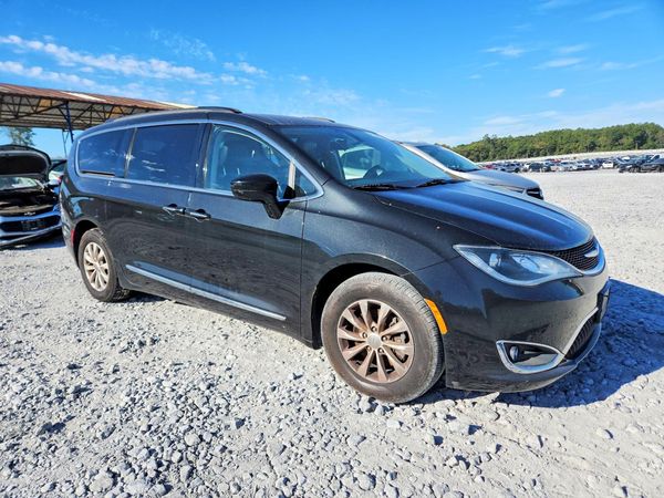 2017 CHRYSLER PACIFICA Touring L — Passenger 3/4
