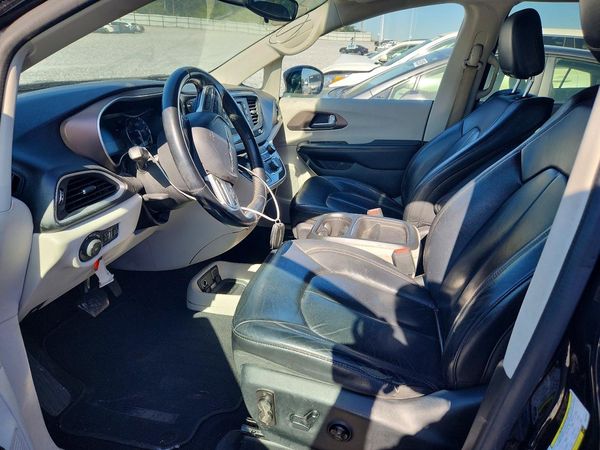2017 CHRYSLER PACIFICA Touring L — DENT